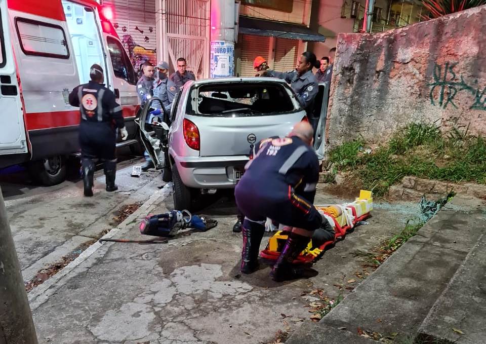 Homem tenta matar ex-namorada arremessando carro contra poste no centro de Jandira