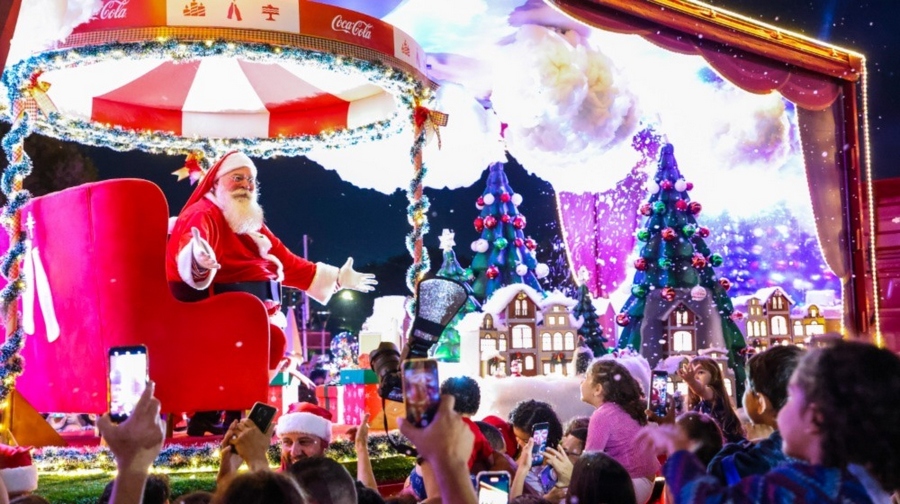 Caravana da coca-cola espalha clima natalino por Osasco