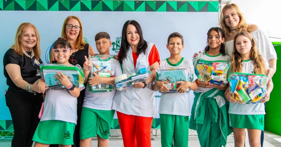Alunos de Osasco recebem kits de uniforme e material escolar