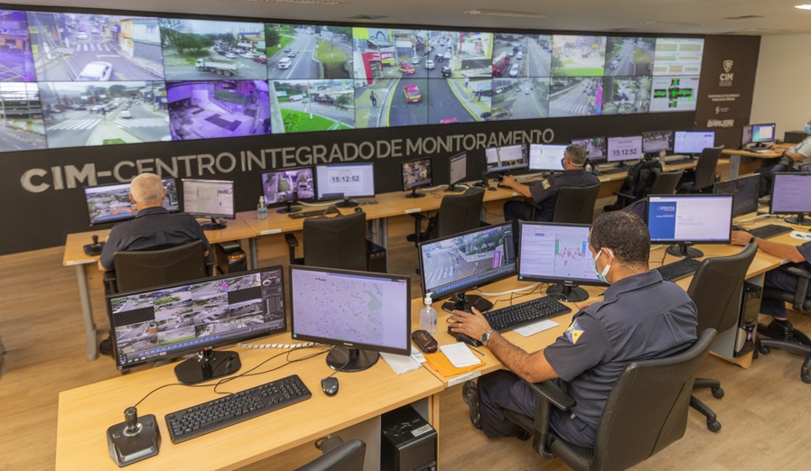 Câmeras de segurança ajudam a combater o crime na cidade de Barueri