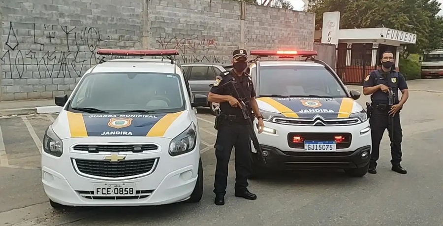 Dois veículos são localizados e resgatados pela GCM de Jandira em regulamentação de descarte de entulho