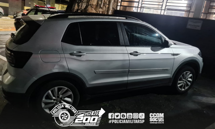 Com três mandados de prisão, homem é preso dirigindo carro roubado em Carapicuíba