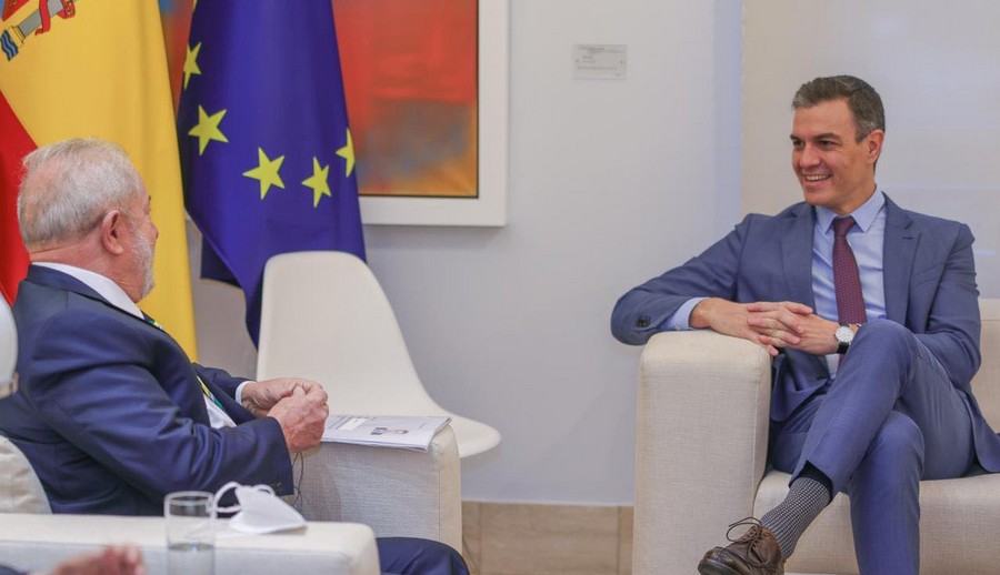 Lula é recebido pelo premiê da Espanha no Palácio da Moncloa, em Madri