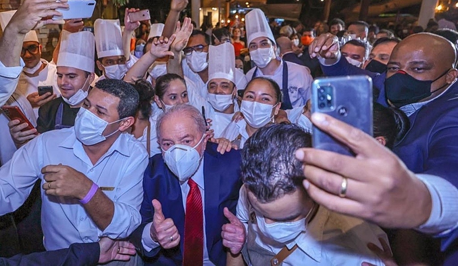 Lula cresce 6 pontos, dobra vantagem para Bolsonaro e chega a 40%