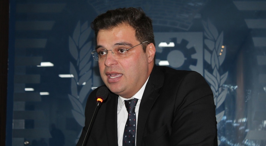 Em Jandira, Anderson Apolo pede modernização da iluminação da Praça Central