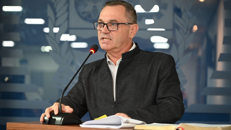 Ronaldo da Farmácia indica a instalação de bebedouro e de mais cadeiras no Poupatempo de Jandira