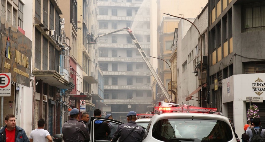 Edifício que pegou fogo no centro de São Paulo será demolido