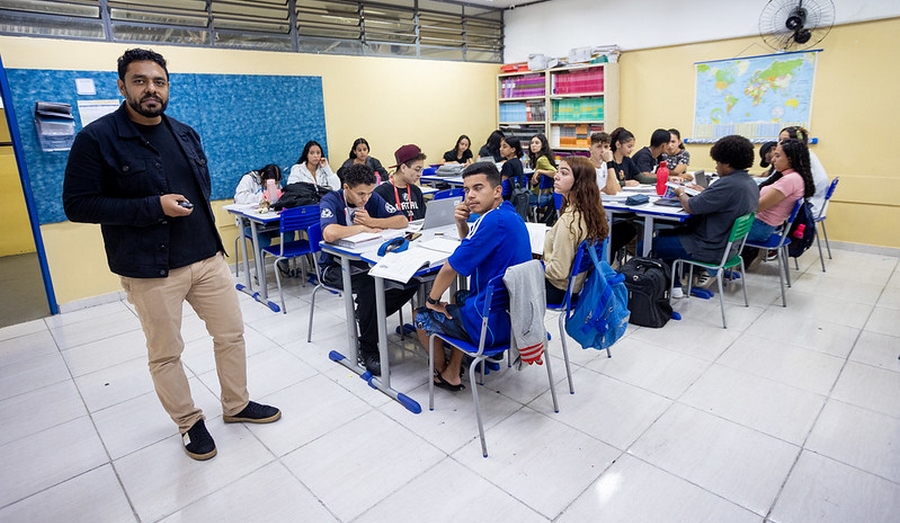 Governo de SP lança edital para concurso público que vai contratar 15 mil professores