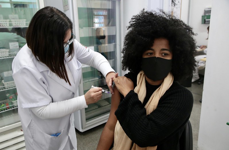 Vacinação de adolescentes em SP está em risco com corte de envio de vacinas