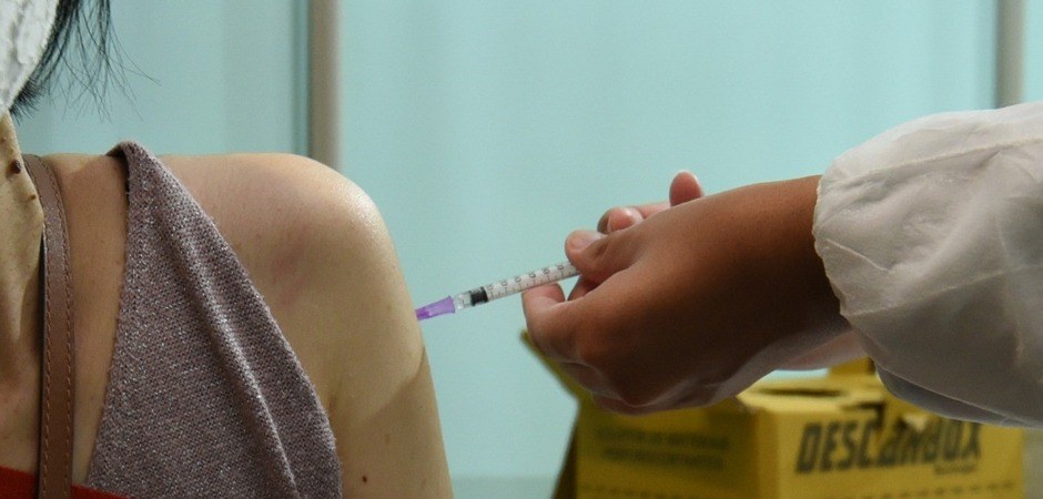 Vacinação contra Covid-19 de pessoas com 24 anos tem início nesta terça-feira