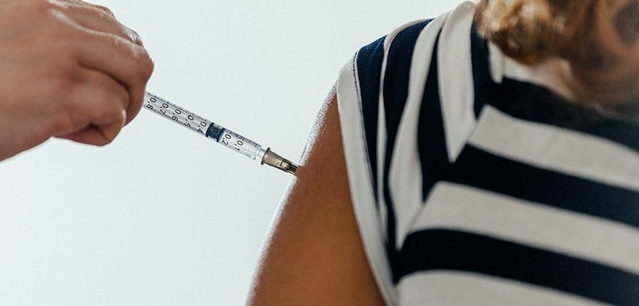 Capital paulista vacina adolescentes de 12 a 14 anos e aplica dose adicional em idosos