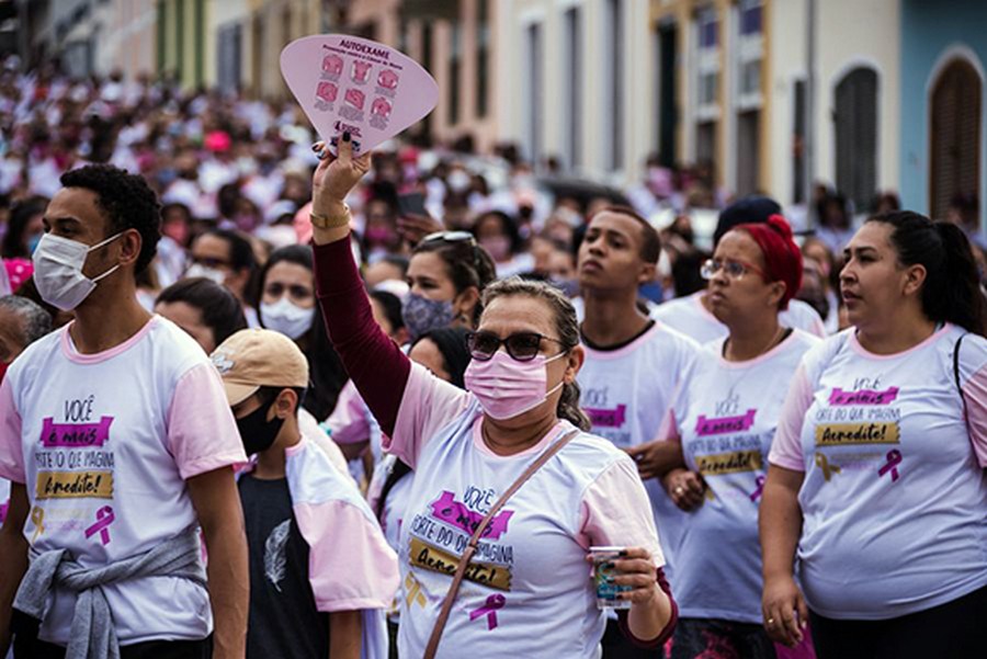 Outubro Rosa: milhares de pessoas participaram da caminhada de prevenção ao câncer de mama