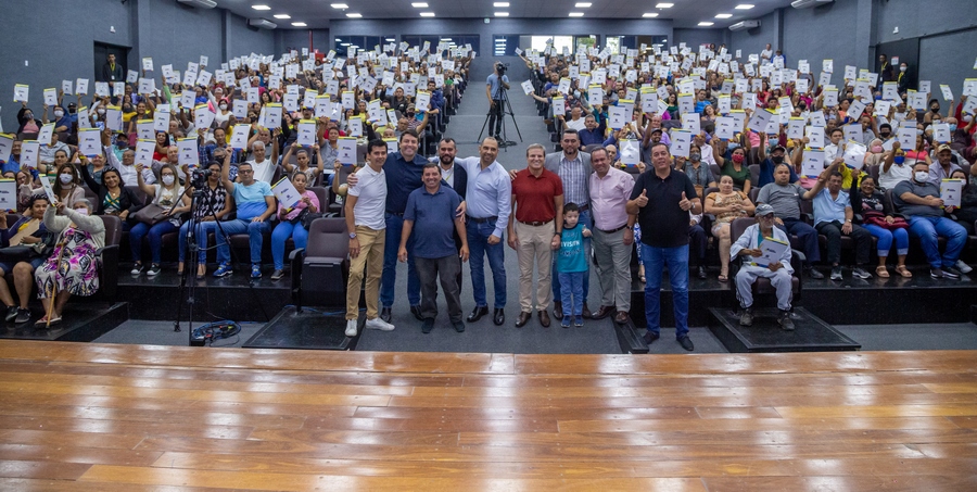 Prefeito Marcos Tonho entrega mais de 600 escrituras de imóveis para famílias da cidade