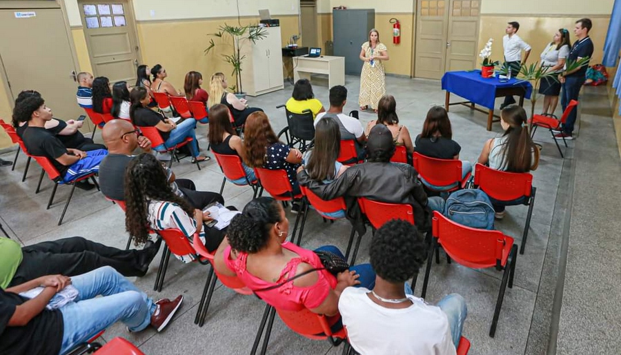 Alunos selecionados para o Print School participam da reunião de apresentação do programa