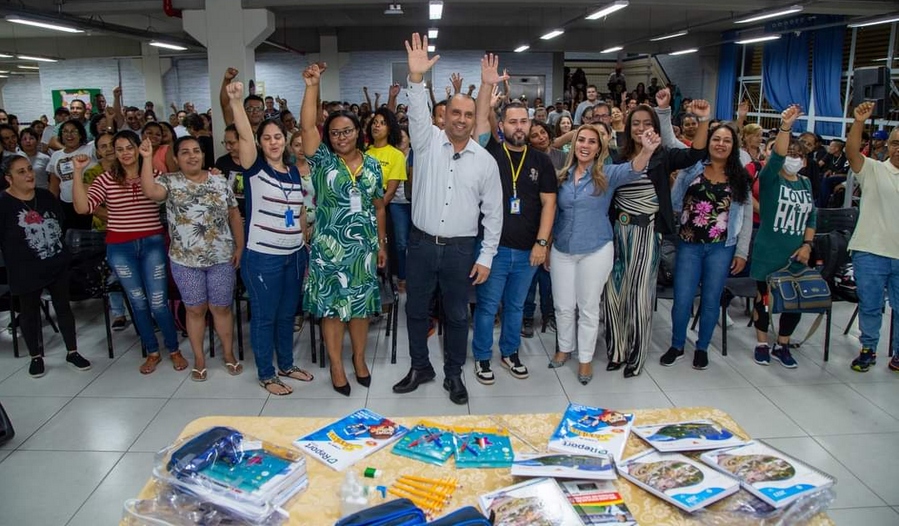 Prefeito Marcos Tonho entrega kits de material escolar para alunos do EJA em Santana de Parnaíba