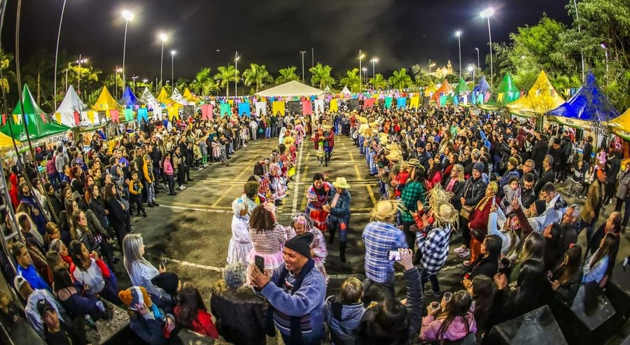 Festa junina da terceira idade reúne milhares de parnaibanos no bolsão de estacionamento 