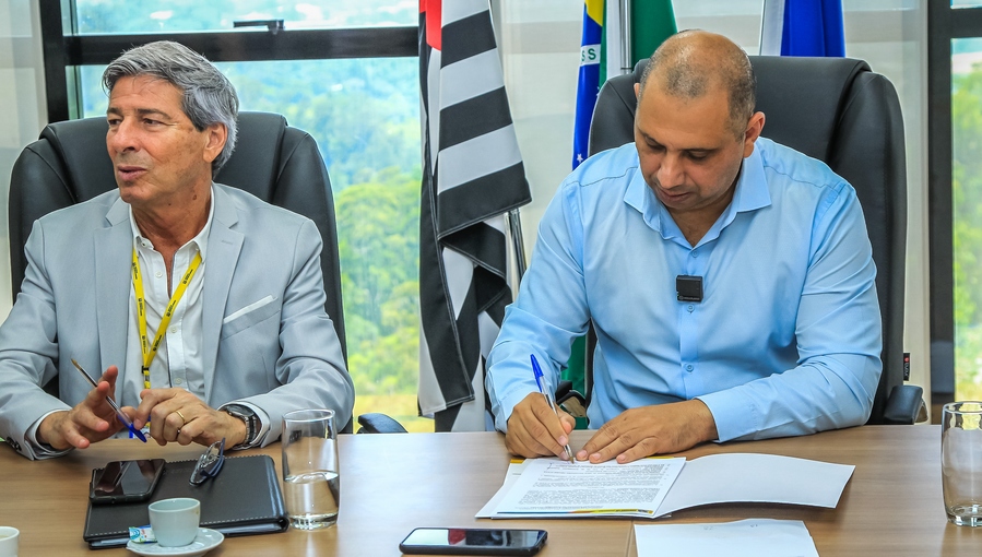 Prefeito Marcos Tonho assina termo de adesão para instalação de nova fábrica em Santana de Parnaíba
