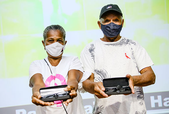 Mais de 130 óculos foram entregues gratuitamente para os moradores pela Assistência Social